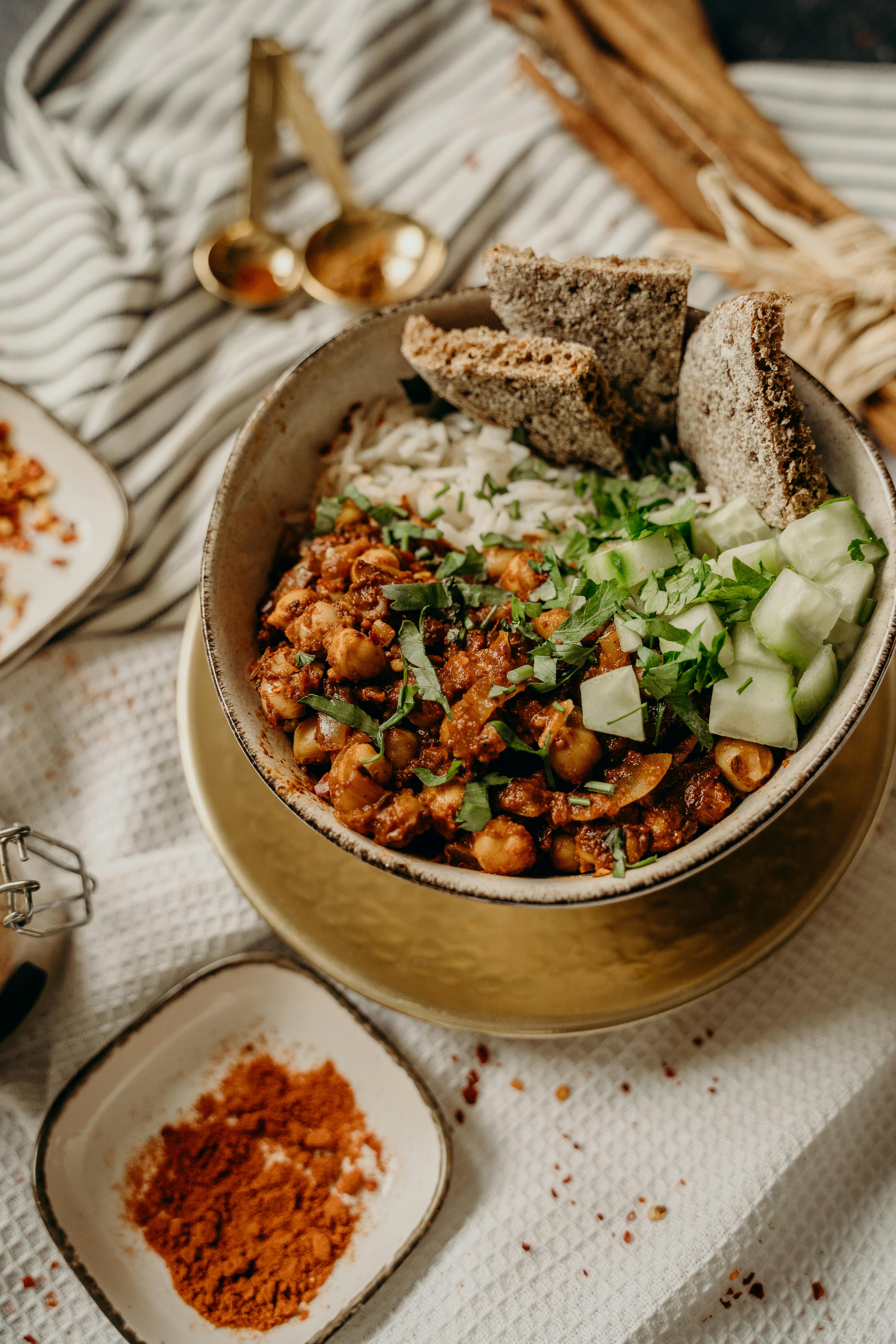verschil vegan en vega cateraar een kleurrijke schaal met plantaardig eten