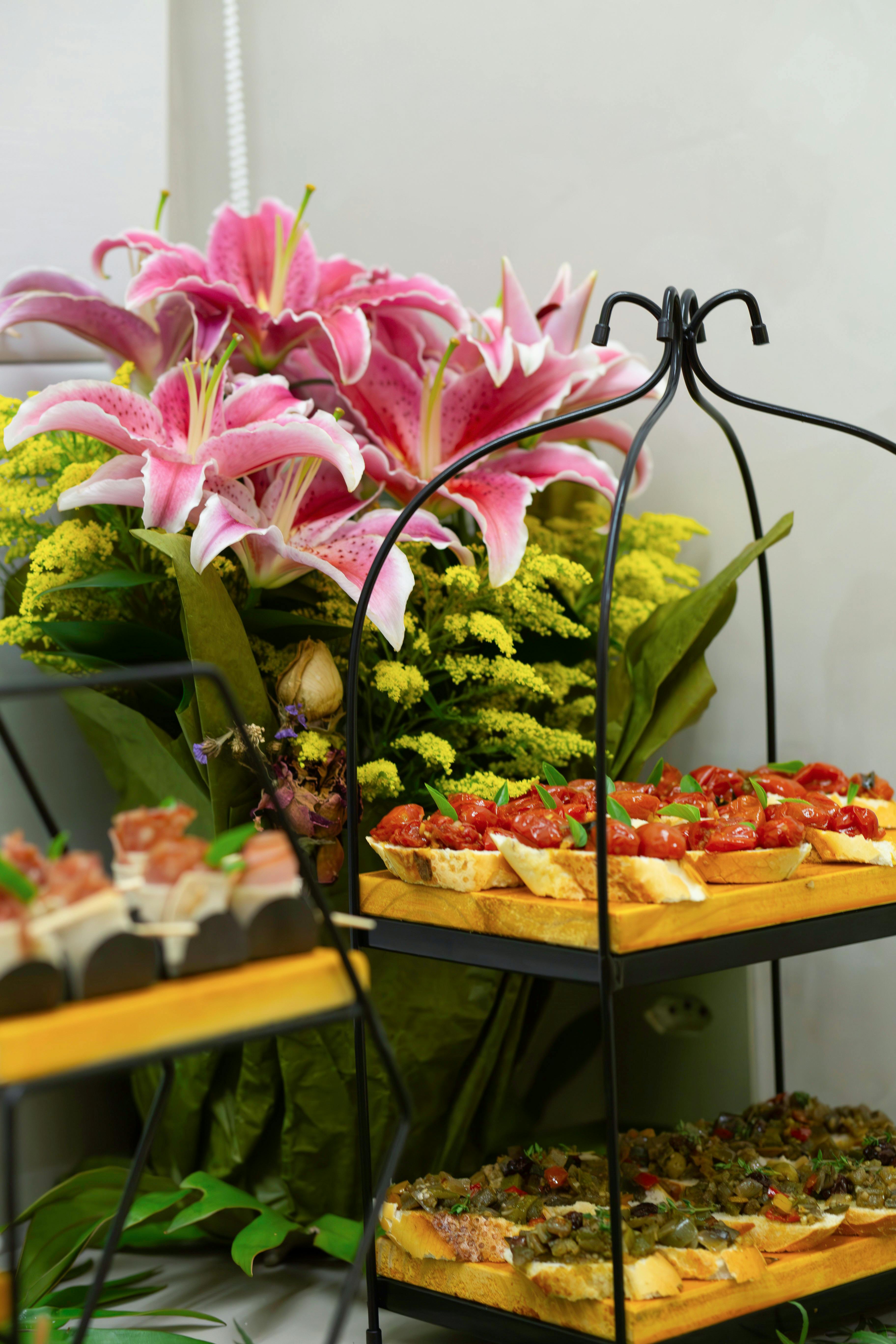 vegan catering is geen blaadje sla een etagere met allerlei verschillende crostinis