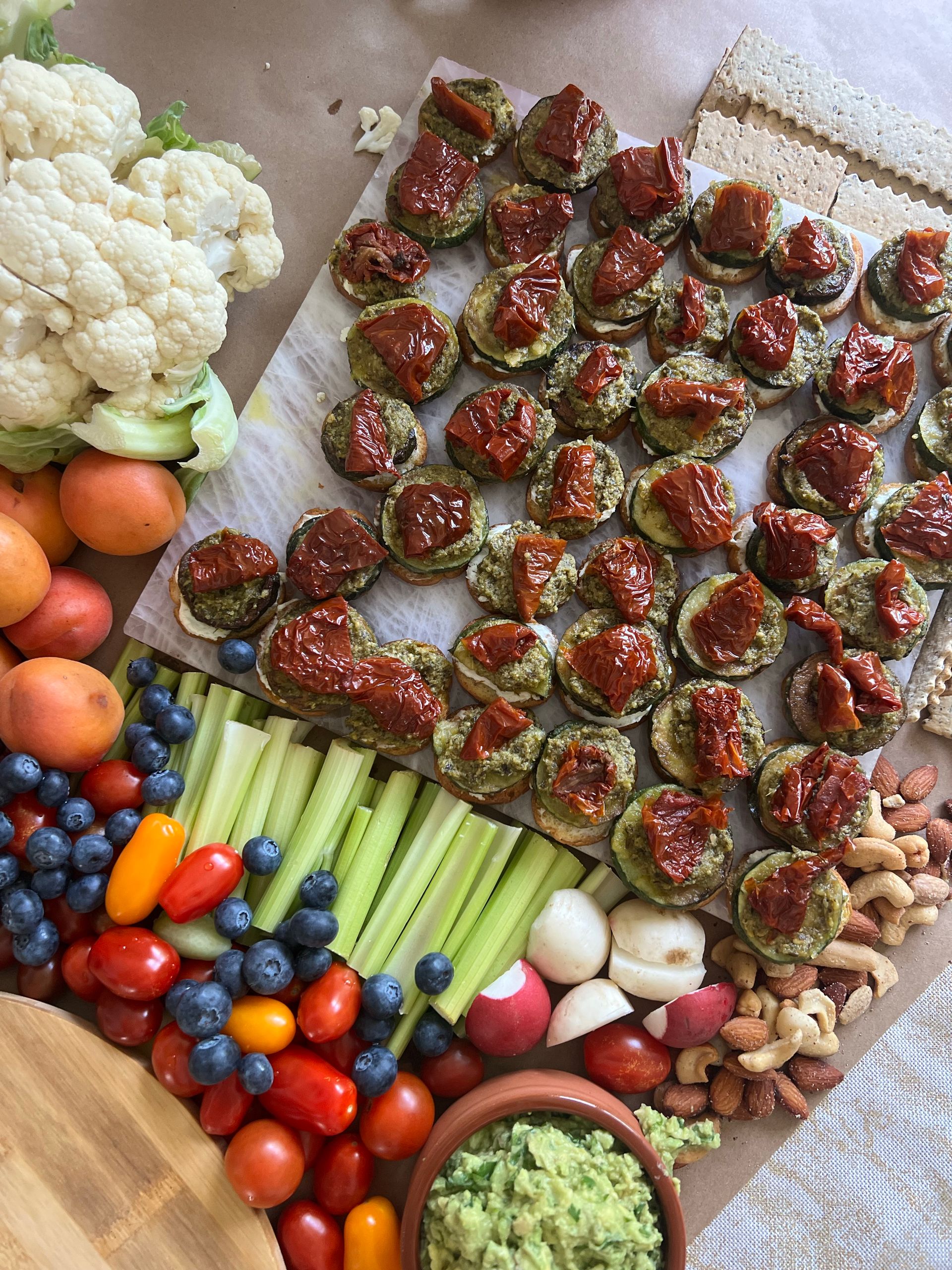 Feestelijke tafel met kleurrijke vegan hapjes voor een verjaardag