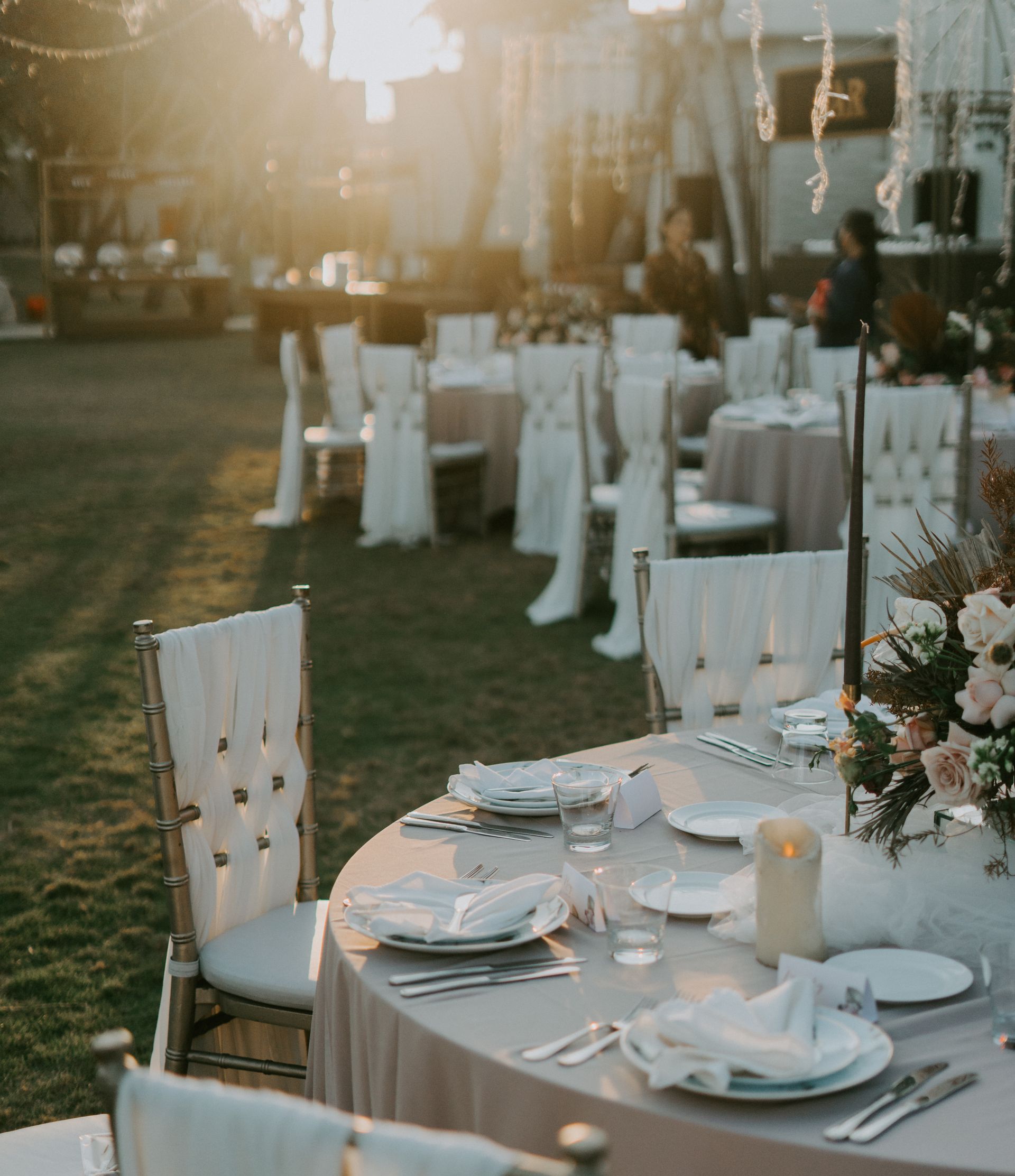 Elegante bruiloftstafel met plantaardige gerechten en bloemen
