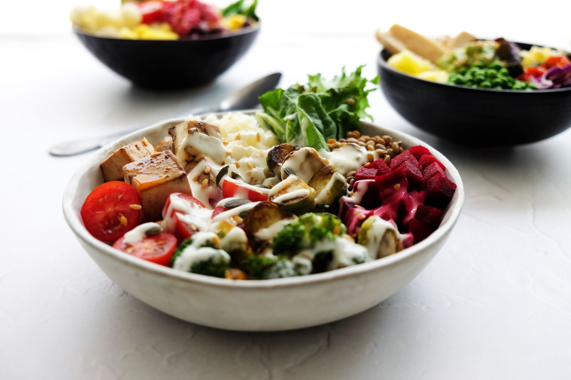 Zakelijke vegan lunch met lunchboxen en salades op kantoor