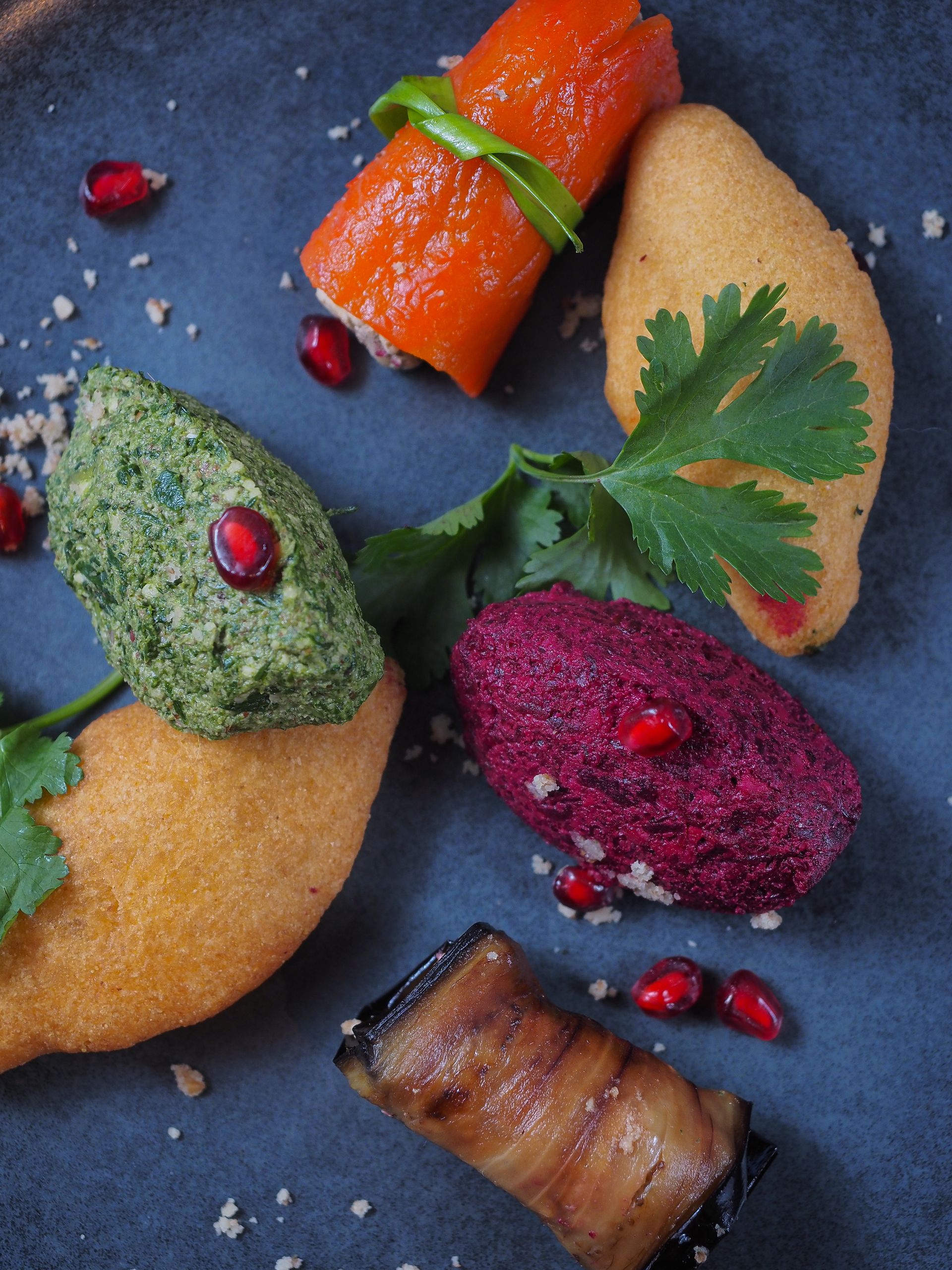 Statafel met vegan borrelhapjes op een bedrijfsborrel