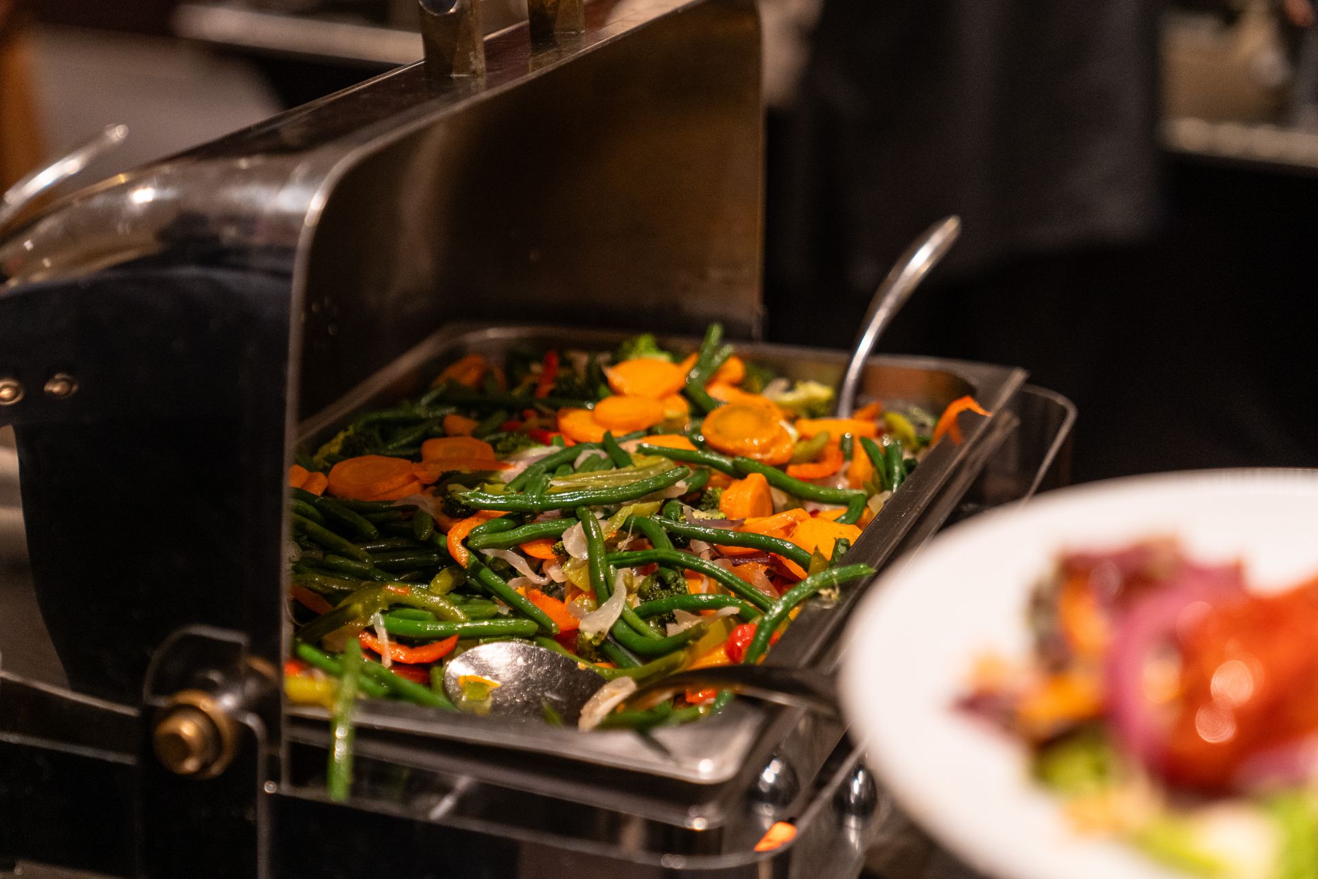 Uitgebreid vegan buffet voor een groot evenement