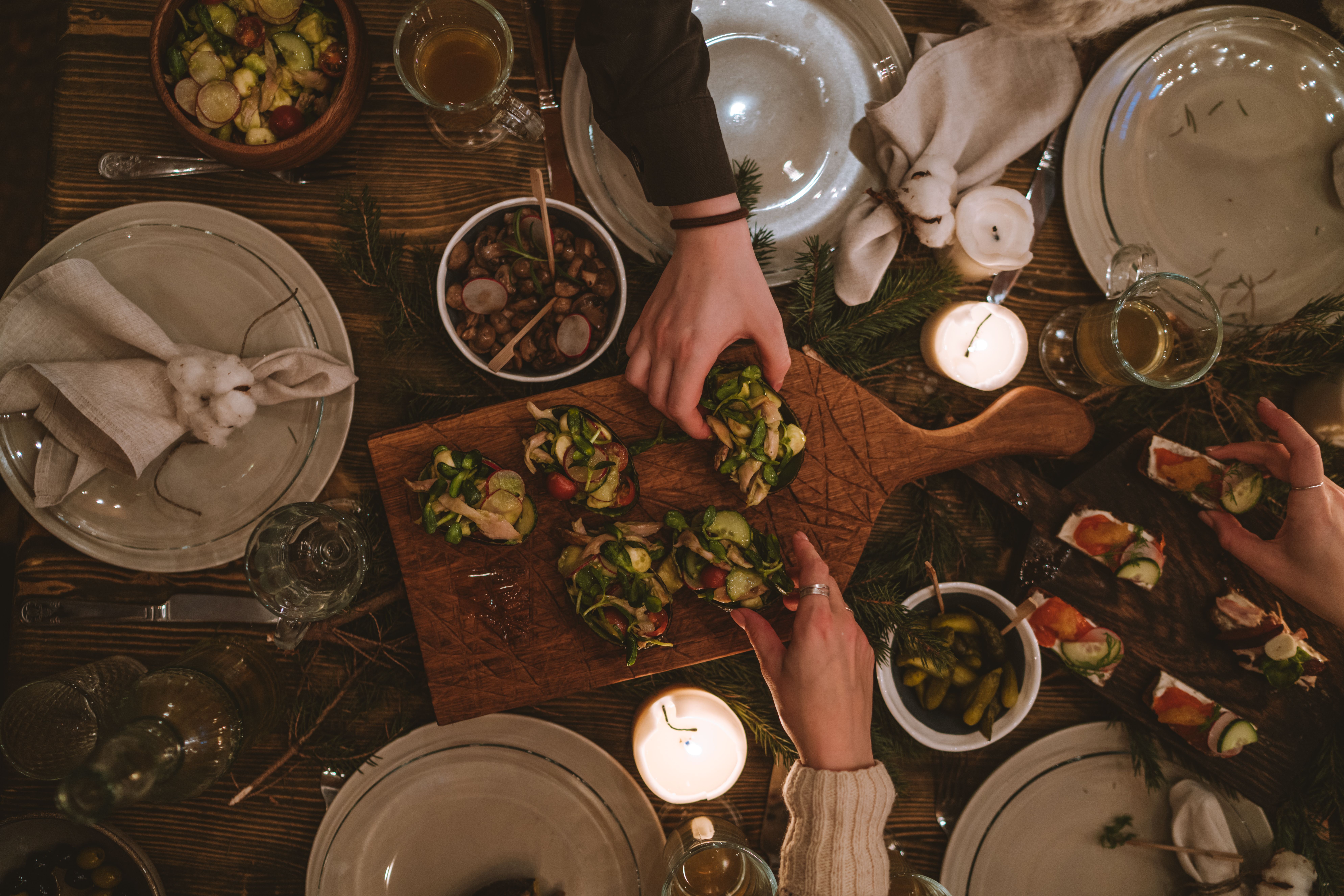 Vegan kerstdiner bestellen: 13 cateraars voor kerst thuis of op kantoor (2026)