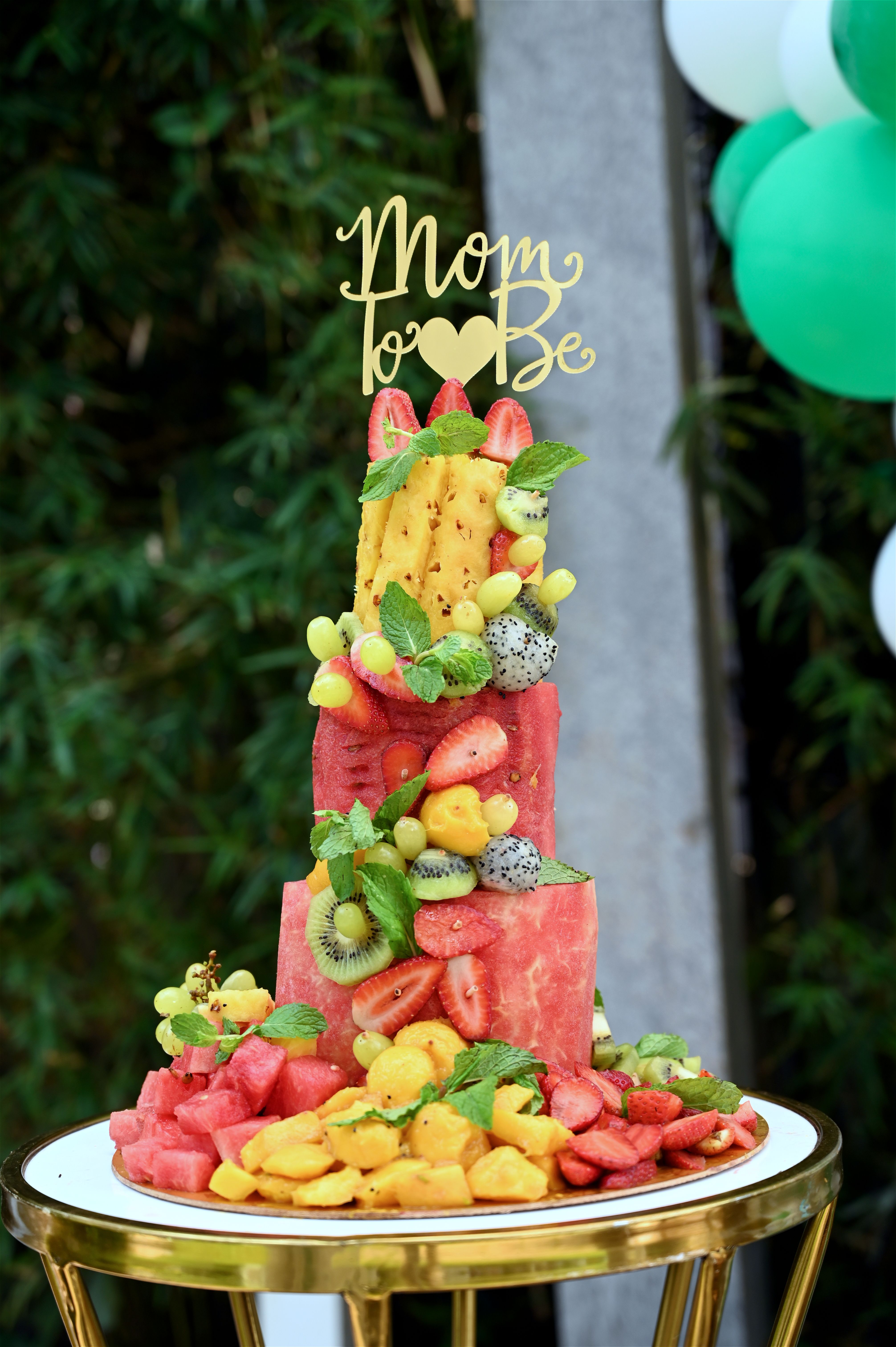 een taart van fruit met mom to be erop