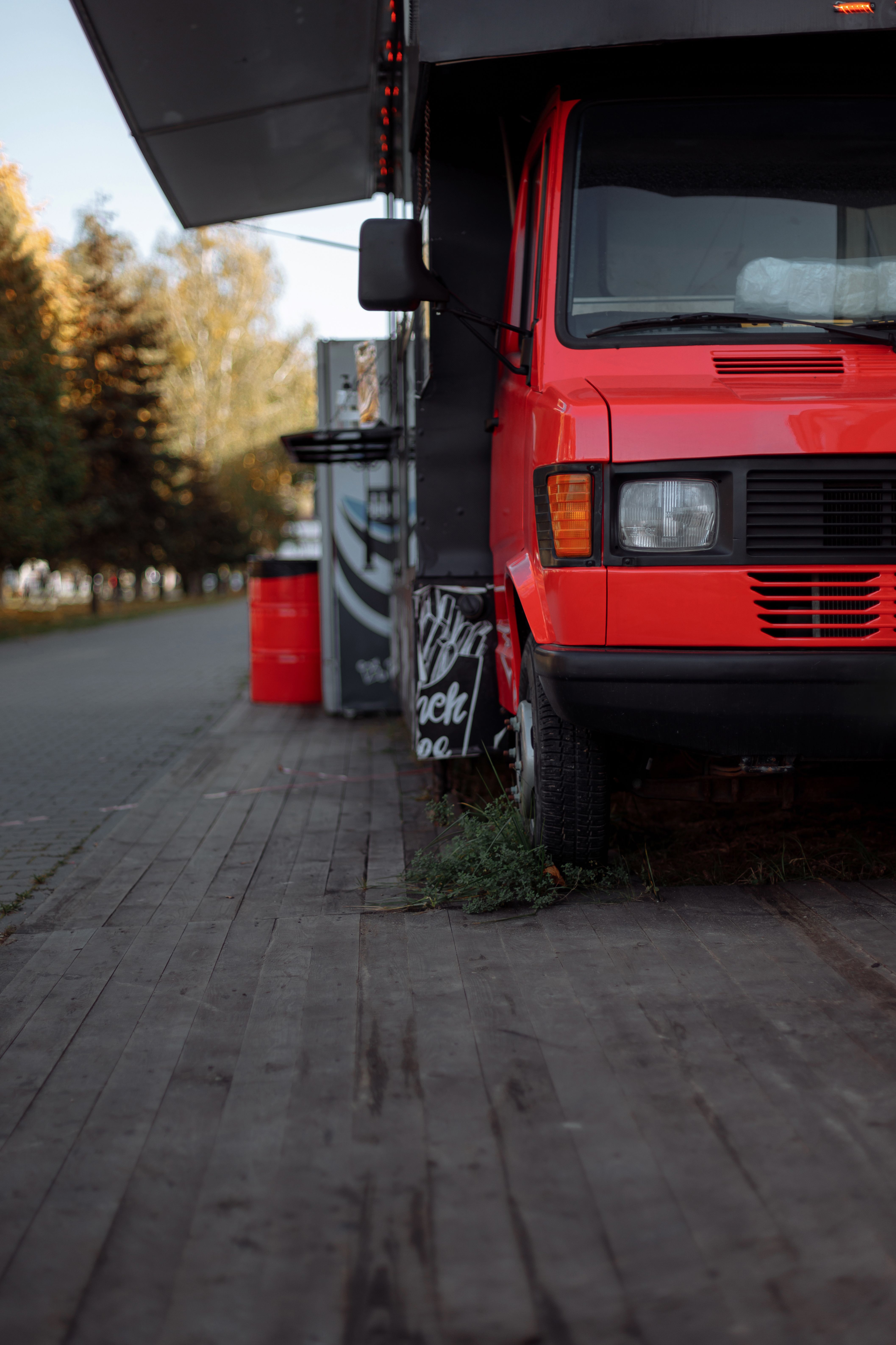 Een rode foodtruck vanaf de voorkant gezien